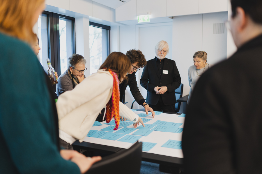 Teilnehmer*innen Workshop um Tisch mit Projektkarten