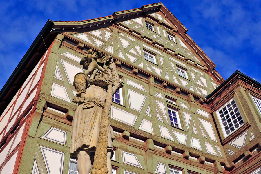 Bild von Vogtshaus außen mit Statue 