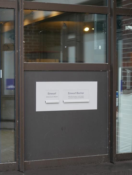 Medienrückgabekasten an der Hauswand