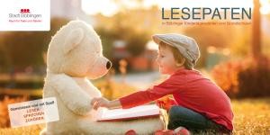 Flyer Lesepaten: Kind mit großem Teddybär und Buch