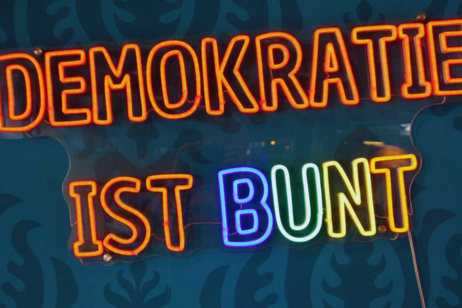 Demokratie ist bunt Leuchtschriftzug: Demokratie ist bunt