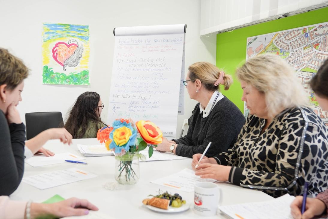 Menschen im Sprachkurs am Tisch