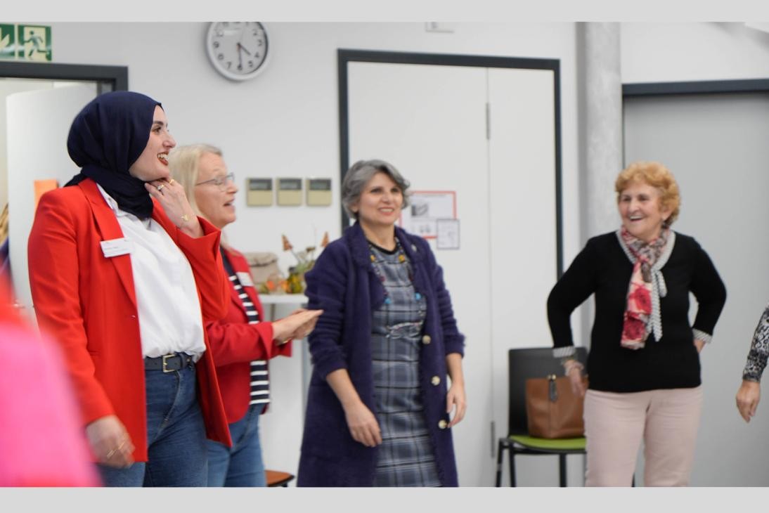 fröhliche Menschen im Stehen 