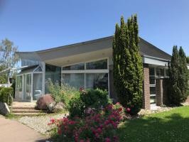 neue Terrasse und Eingangschild mit Titel Treff am Murkenbach