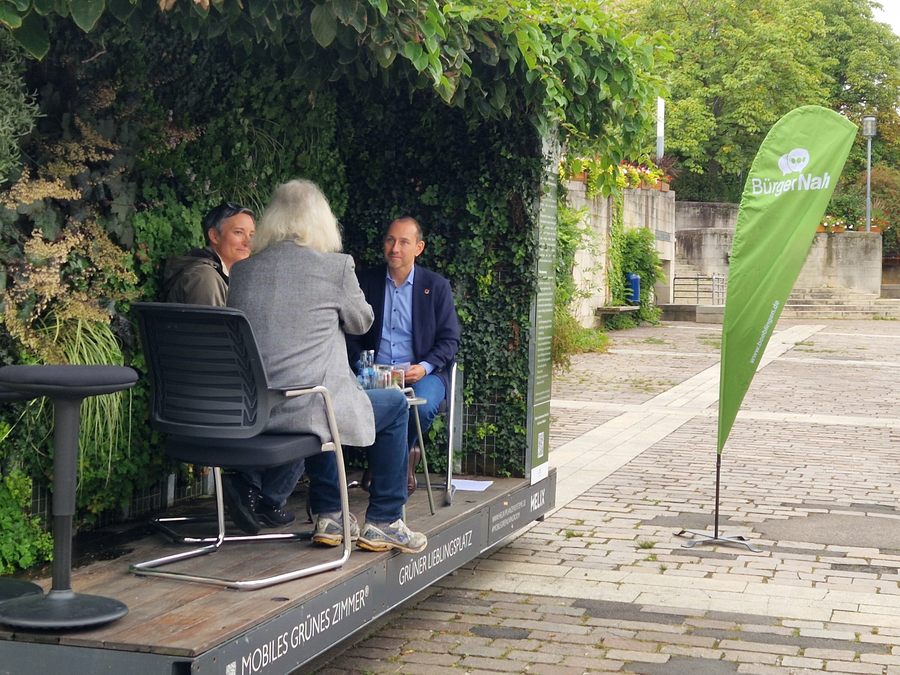 OB Dr. Stefan Belz im persönlichen Gespräch mit Bürger*innen im MGZ