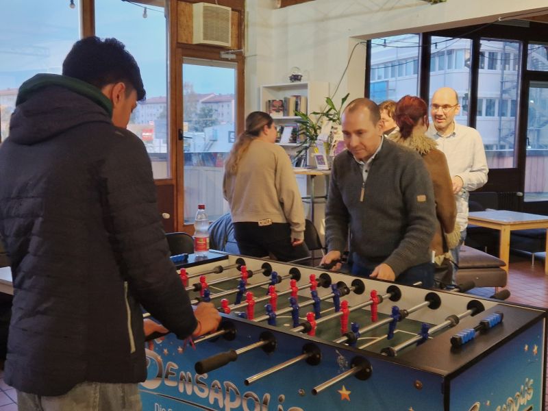 OB Dr. Stefan Belz beim Tisch-Kicken mit casa nostra-Besucher