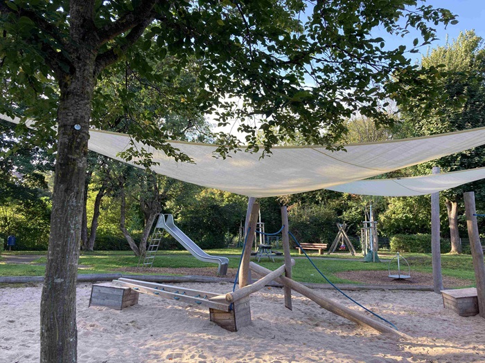 Sonnensegelhitzeschutz Hitzeschutz auf Spielplatz durch Sonnensegel
