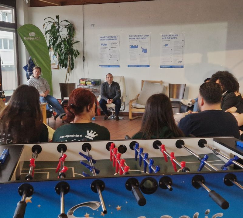 OB Dr. Stefan Belz beim Tisch-Kicken mit Jugendlichem