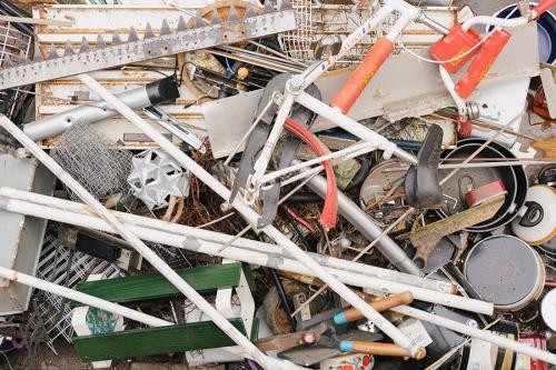 Inhalt eines Schrottcontainers