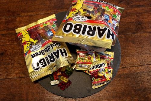 Große Gummibärchentüte und kleine Einzelverpackungen