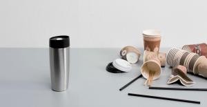 Mehrweg-Becher vs. Berg von Einwegbechern