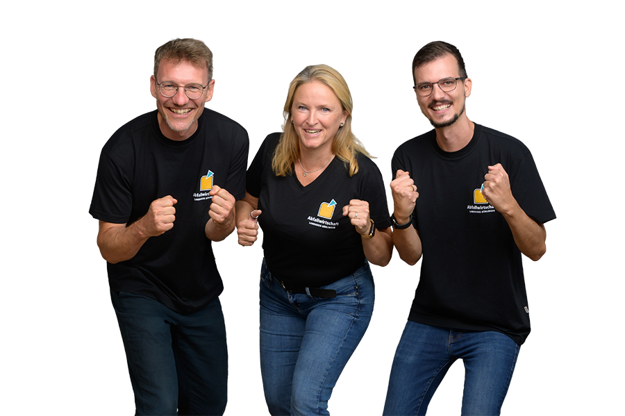 Die Abfallpädagogen David Dübel und Denis Reichle sowie die Abfallreferentin Sandra Walthier