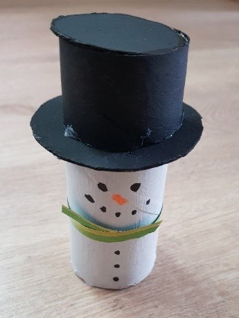 gebastelter Schneemann aus leeren Klopapierrollen