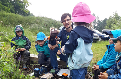 Monti der Maulwurf mit Kindern