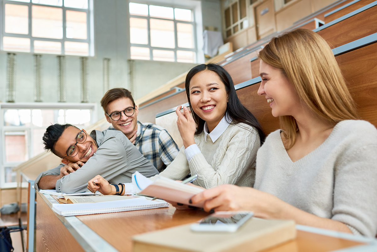 Studierende mit Migrationshintergrund in einem Hörsaal einer Universität oder Hochschule