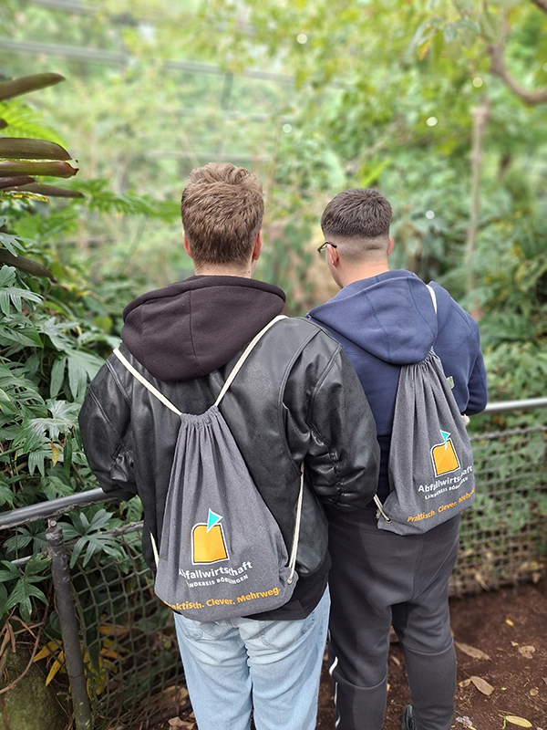 Zwei Schüler in der Wilhelma vor einem Tiergehege