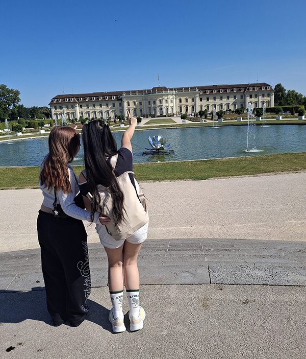 Zwei Schülerinnen vor dem Schloss in Ludwigsburg beim Blühenden Barock