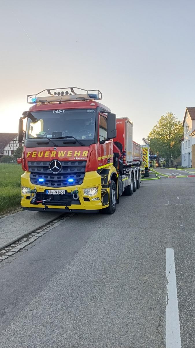 Feuerwehrfahrzeug Fahrzeug bei Großbrand