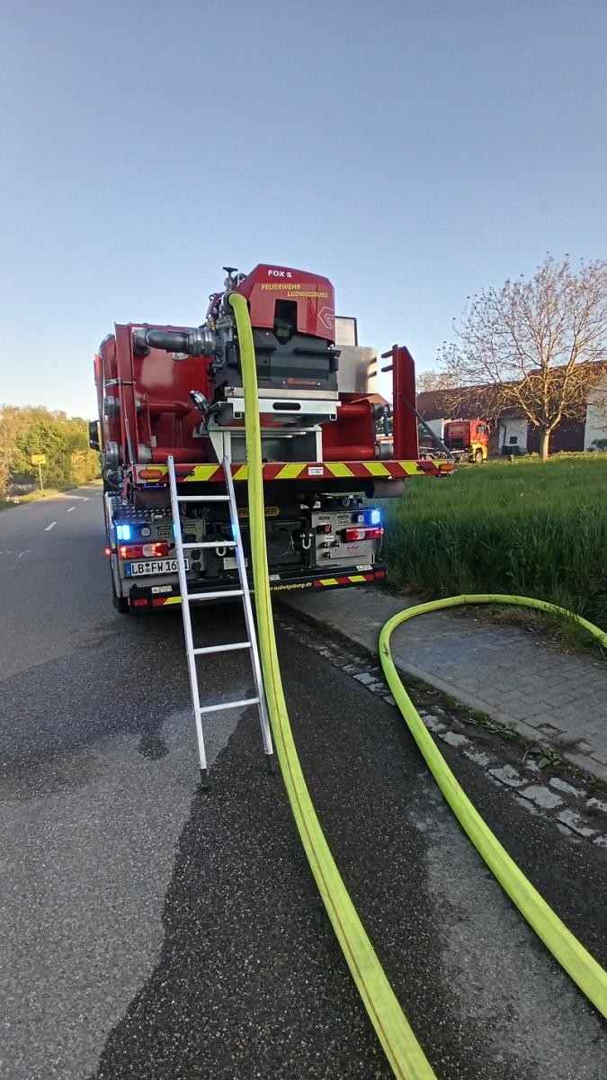 Feuerwehrfahrzeug Fahrzeug bei Großbrand