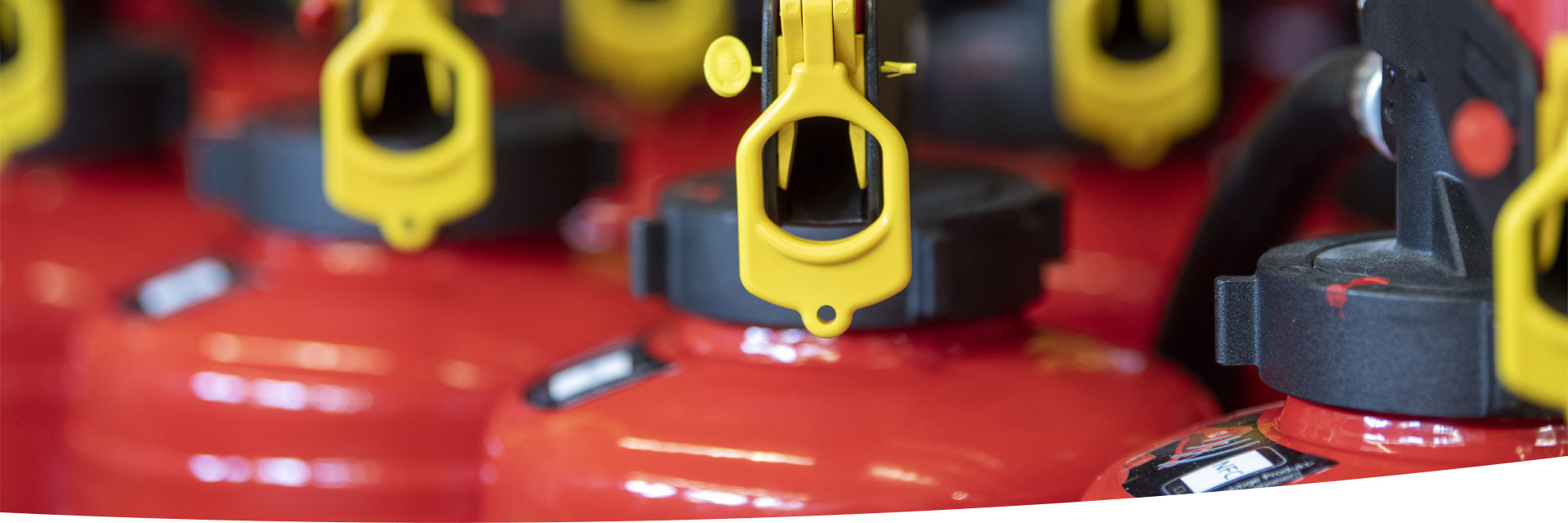 mehrere Feuerlöscher eng nebeneinander