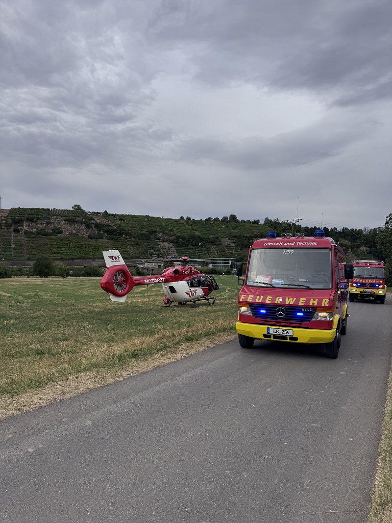 Feuerwehrfahrzeug und Rettungshubschrauber 