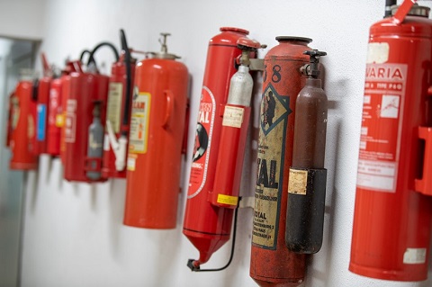 Wand mit verschiedenen Feuerlöschern