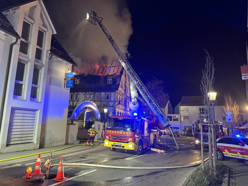 Überlandhilfe in Pleidelsheim - brennendes Gebäude