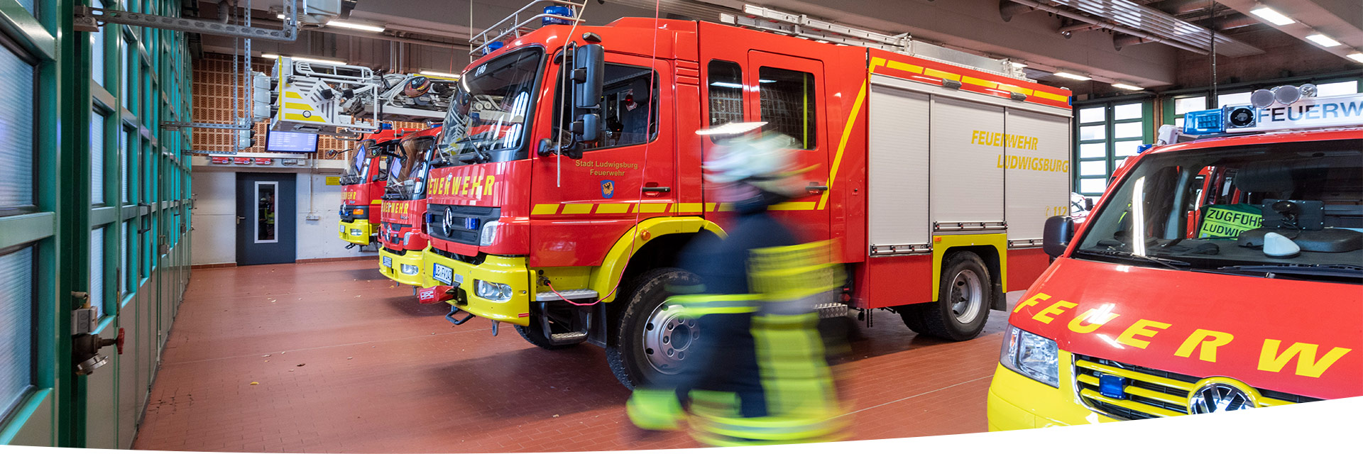 Fahrzeuge der Feuerwehr Ludwigsburg in der Fahrzeughalle der Hauptwache