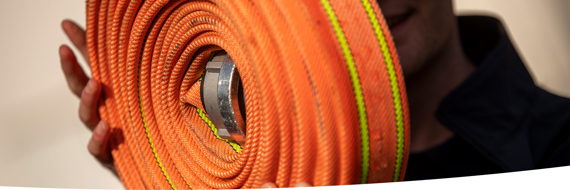 Feuerwehrschlauch aufgewickelt