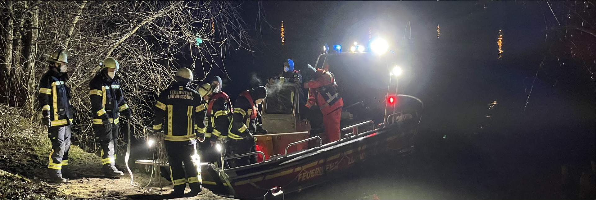 Feuerwehrleute bei einem Bergungseinsatz in der Nacht