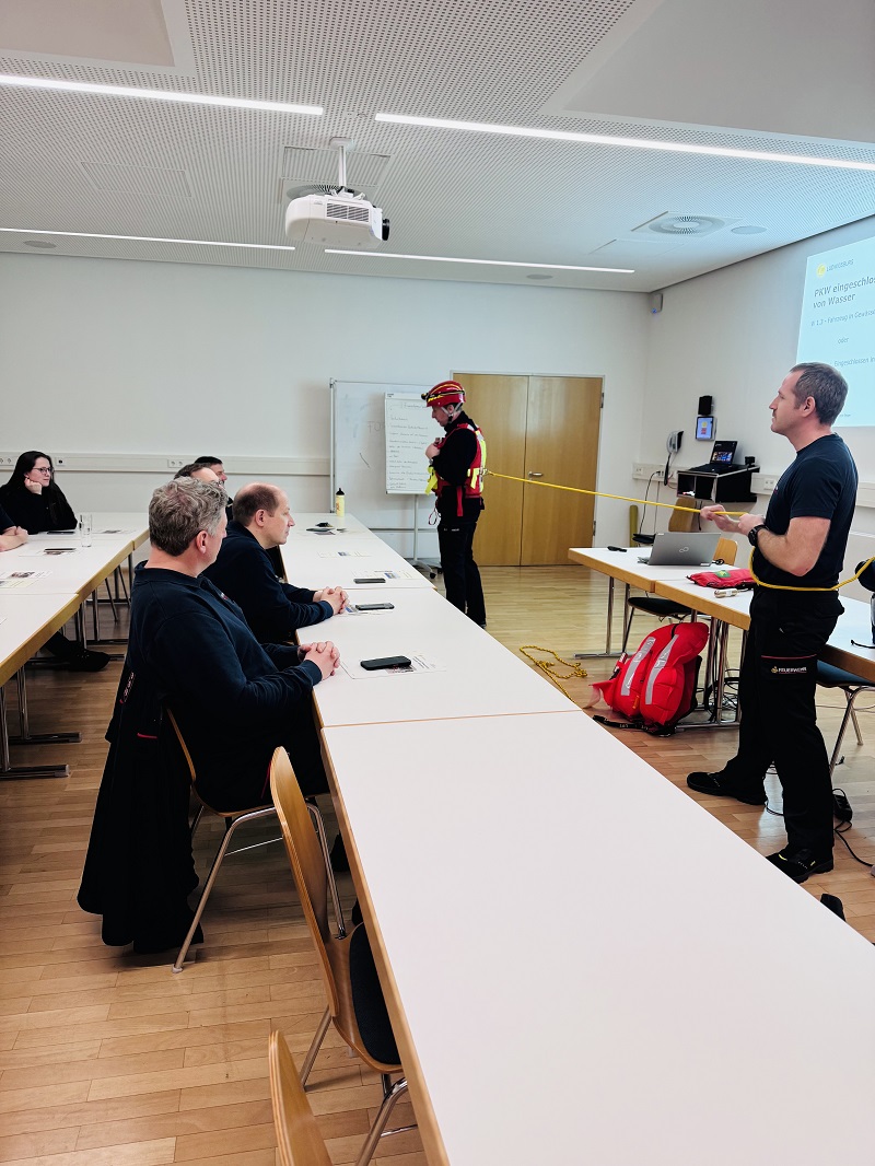 Ausbildungsabend der Feuerwehr zum Thema Wasserrettung 