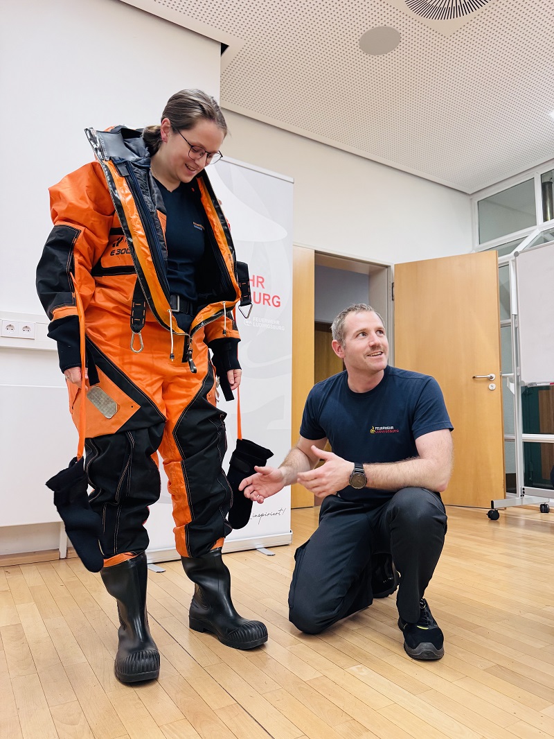 Ausbildungsabend der Feuerwehr zum Thema Wasserrettung - Anzug