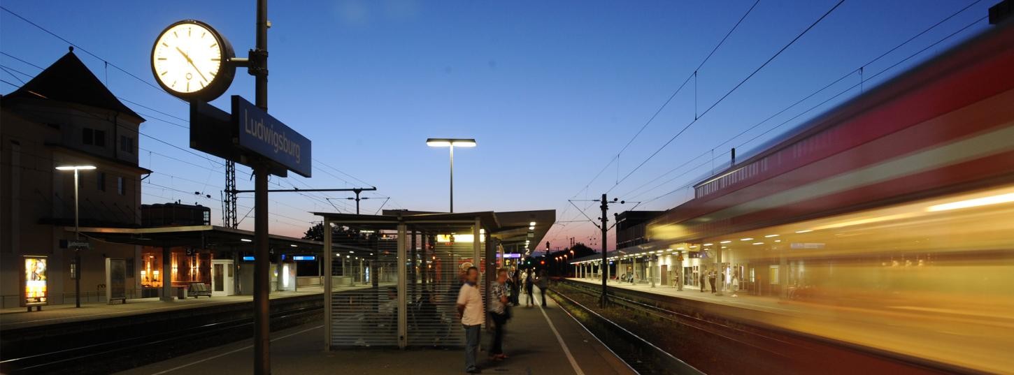 losfahrende S-Bahn am Bahnsteig losfahrende S-Bahn am Bahnsteig