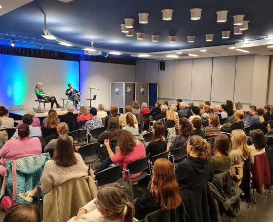 Leon_Engler_Publikum_Bühne_c_Regina_Gobert_k