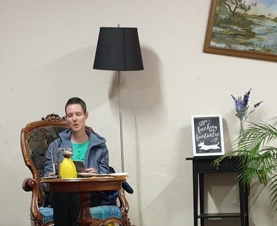 Lisa Pychlau-Ezli im DemoZ bei Ihrem Vortrag über Rassismus in Kinderbüchern