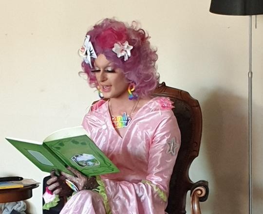 Fantastische Kinderbuchlesung mit der Dragqueen Candy Licious im DemoZ