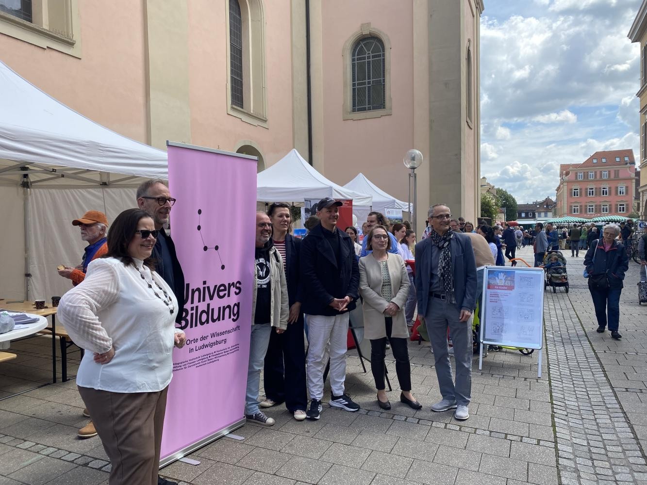 Zuhörer*innen bei einer Lesung