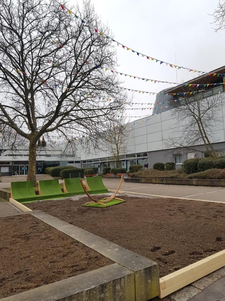 Aufbau Stadionbadvorplatz Neu angelegtes Beet