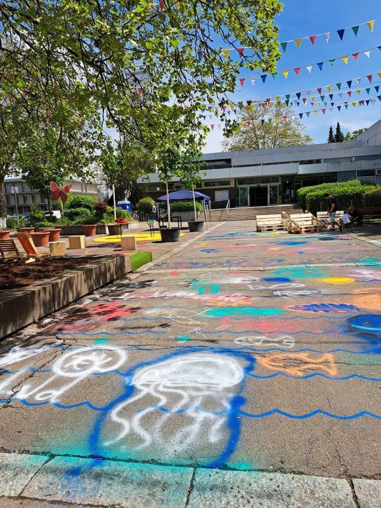 Eröffnung Eingang Stadionbad Bunt bemalter Boden vor dem Eingang vom Stadionbad