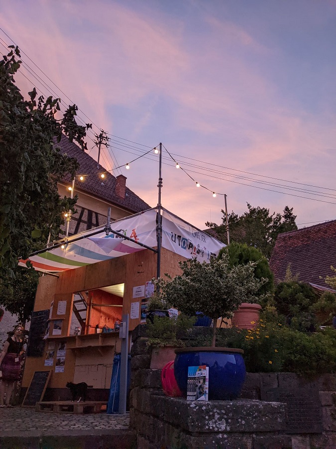 Café Holzstand dekoriert im Abendlicht