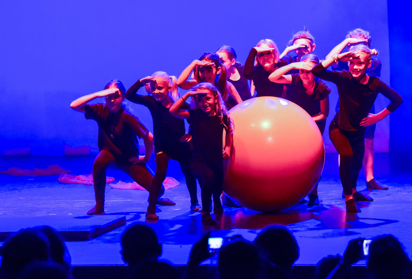 Eine Aufführung der KulturWelt mit jungen Menschen.