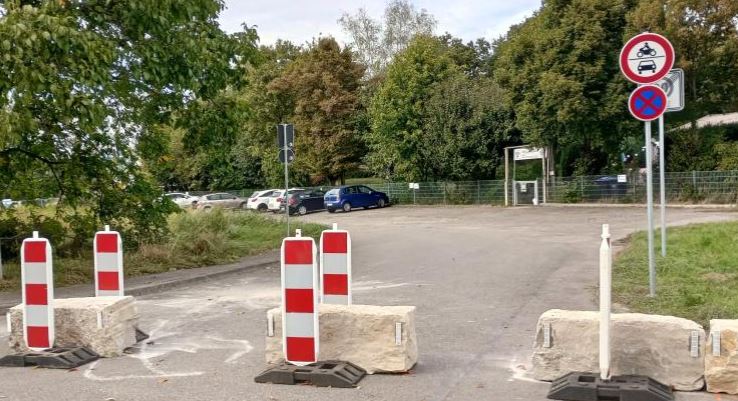 Steinfindlinge sperren die Zufahrt für Autos