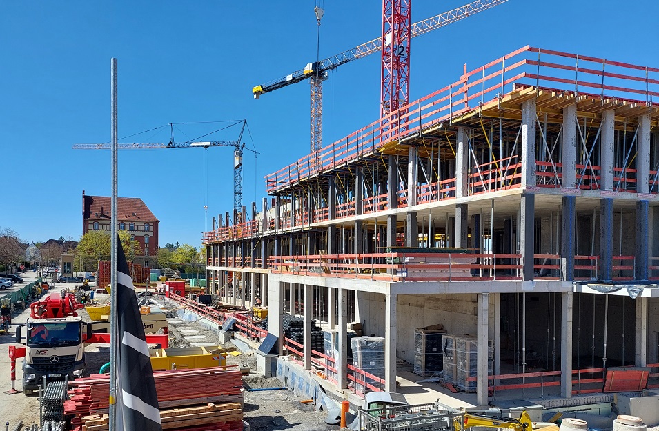 Gebäude des BZW im Rohbau. Im Hintergrund befinden sich Baukräne.