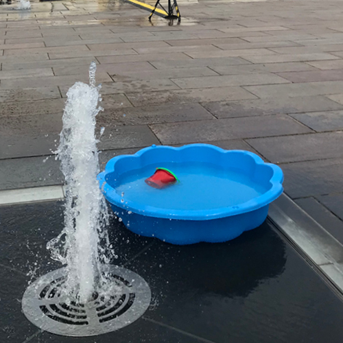 Planschbecken neben Wasserfontäne