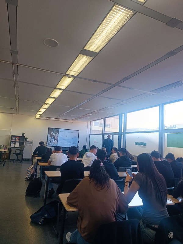 Klassenzimmer mit Blick auf die Klasse von hinten