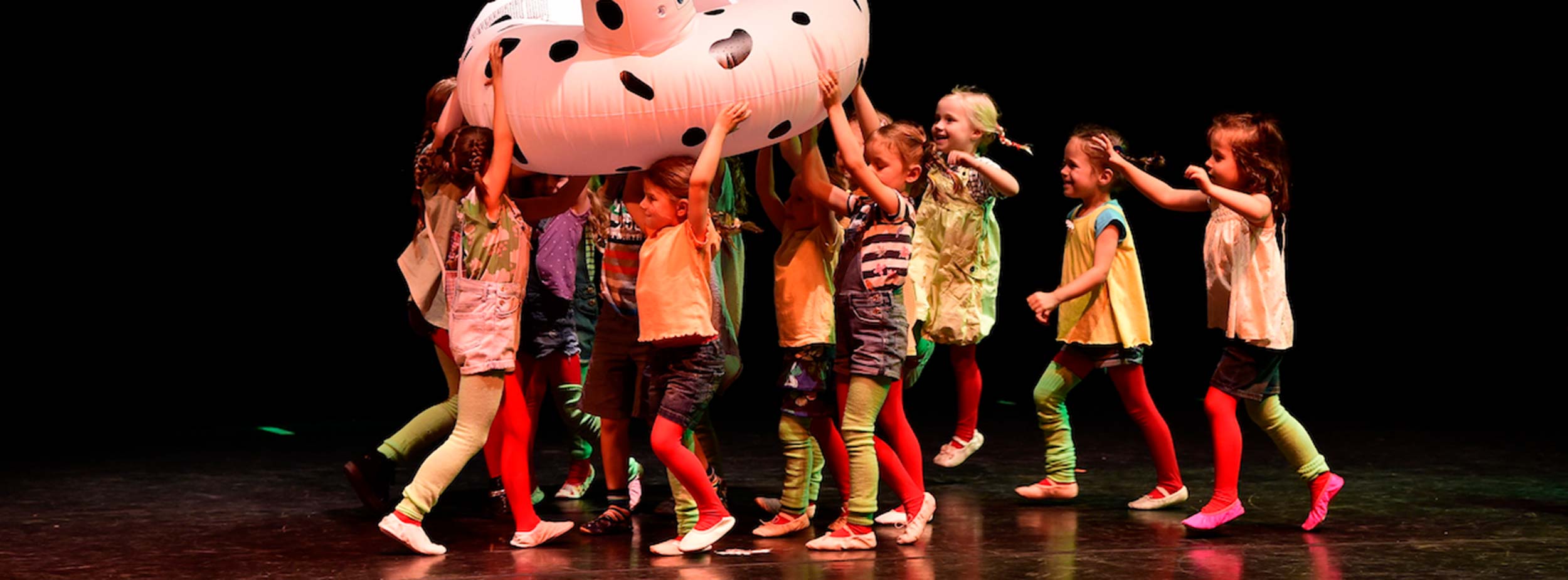 Kinder führen ein Theaterstück auf