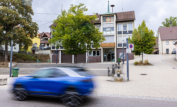 Rathausgebäude in Neckarweihingen. 