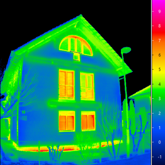 Wärmebild eines Hauses zeigt kalte und warme Bereiche