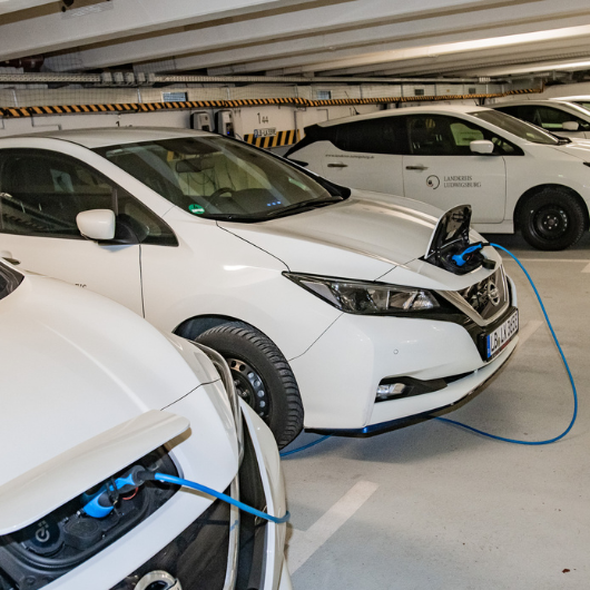 Ladende E-Autos in Tiefgarage