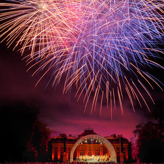 Ein Feuerwerk über der Bühne des Klassik Open Airs vor dem Seeschloss Monrepos